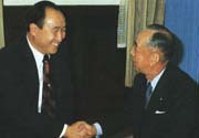 統一教会に来られた岸信介元首相と文鮮明師（1973.11.23 統一教会本部）